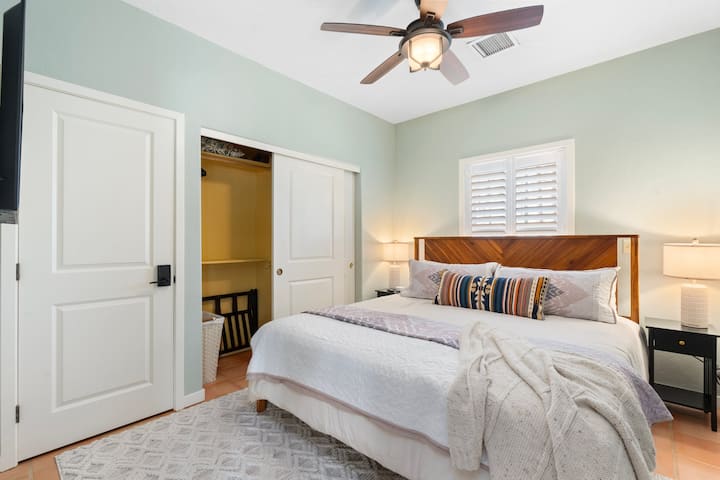 غرفة النوم الأولى هي أصغر غرفة نوم ولكنها كبيرة بما يكفي ومريحة لتناسب سرير بمقاس كبير ومنضدتين ليليتين وتلفزيون روكو 40بوصة.