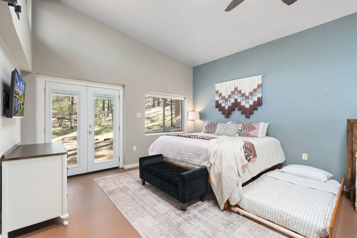 تحتوي غرفة النوم الأخيرة على سرير كينج وسرير مزدوج متحرك. 