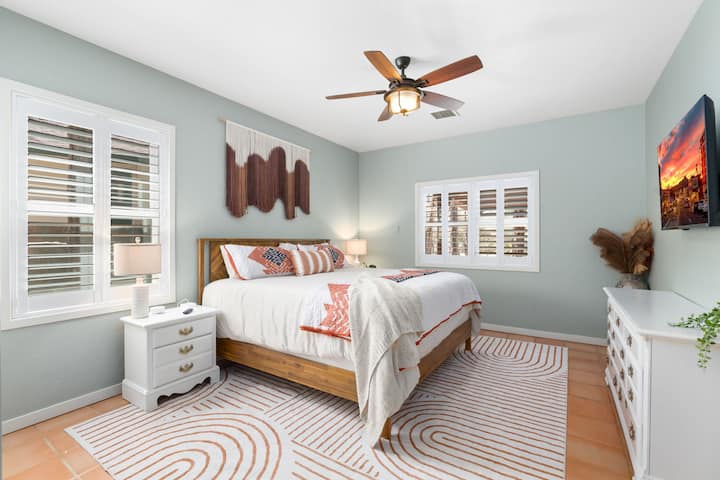 تحتوي غرفة النوم الرئيسية على حمام داخلي ومكتب وديكور مريح وغرفة للتنقل.