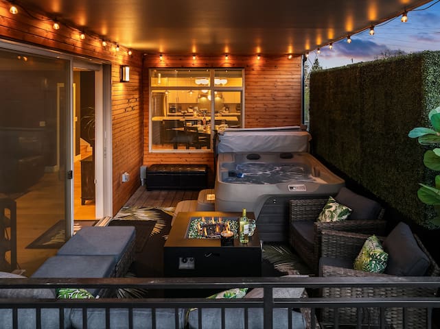 Luxury “Treehouse”! ~ 2 Hot Tubs ~ A/C ~ Game Room gallery image 2