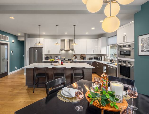 Luxury “Treehouse”! ~ 2 Hot Tubs ~ A/C ~ Game Room gallery image 3