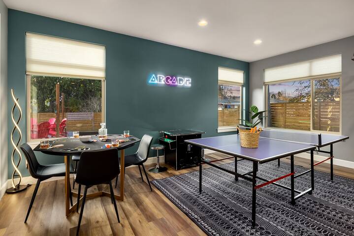 Luxury “Treehouse”! ~ 2 Hot Tubs ~ A/C ~ Game Room gallery image 4