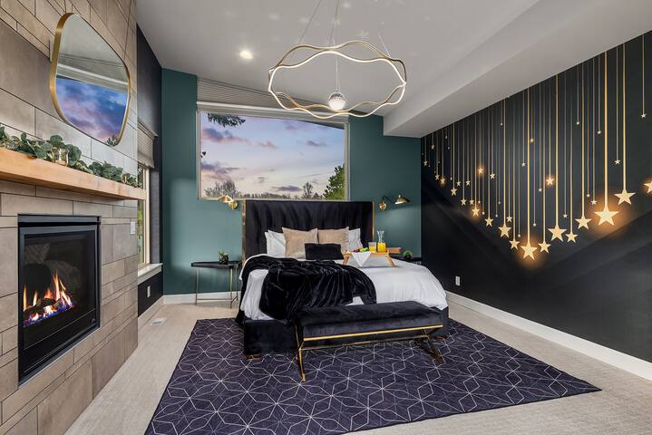 Luxury “Treehouse”! ~ 2 Hot Tubs ~ A/C ~ Game Room gallery image 5