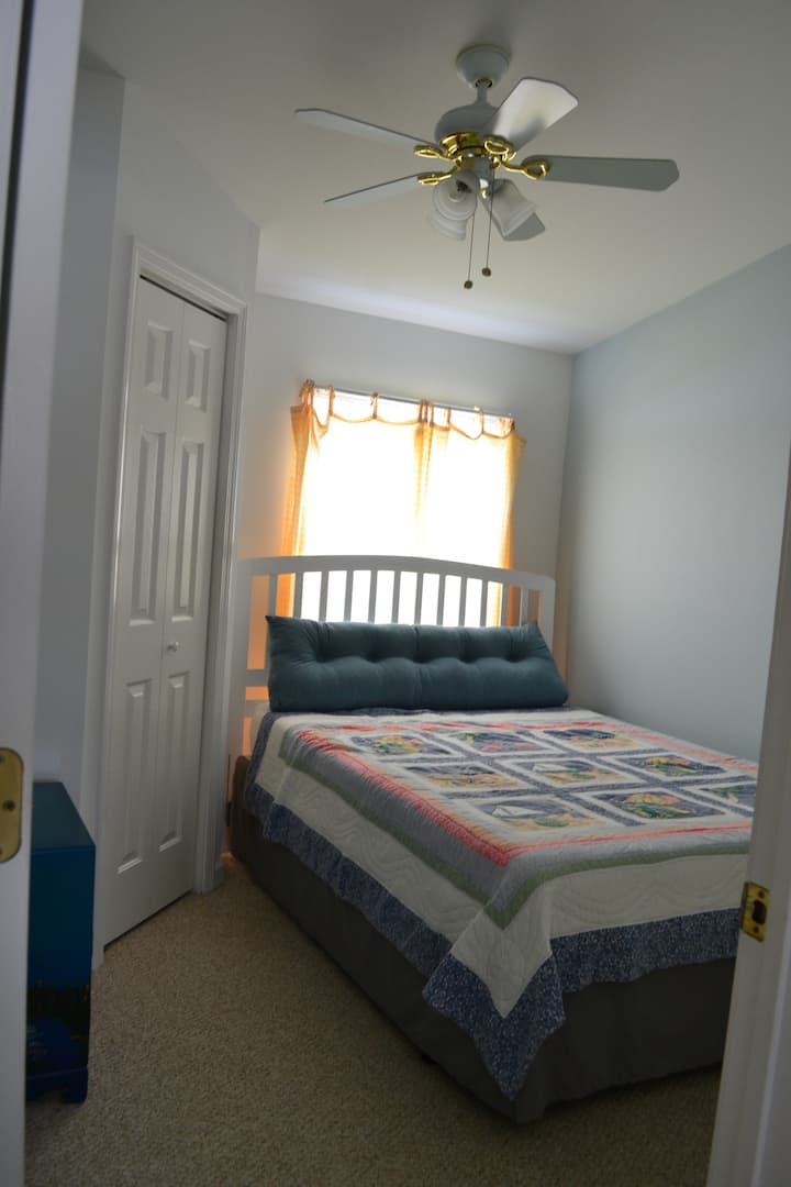 Cama tamaño queen con cubrecolchón añadido para mayor comodidad.