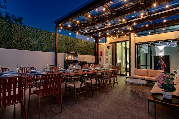 Spectacular Rooftop, Prime Location BBQ, AC & Gym