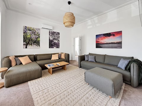 Luxury Condo, Parkside, Moments to Metro w parking