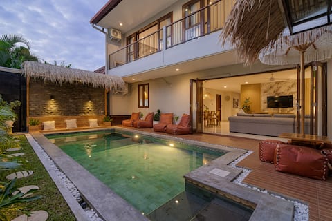 5 bedroom Beachside villa/brand new/premium