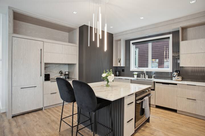 Luxury 3 Bedroom Downtown Home Near Beach gallery image 2