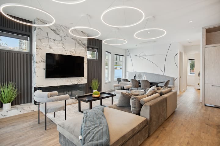 Luxury 3 Bed Downtown Home Near Beach w Parking