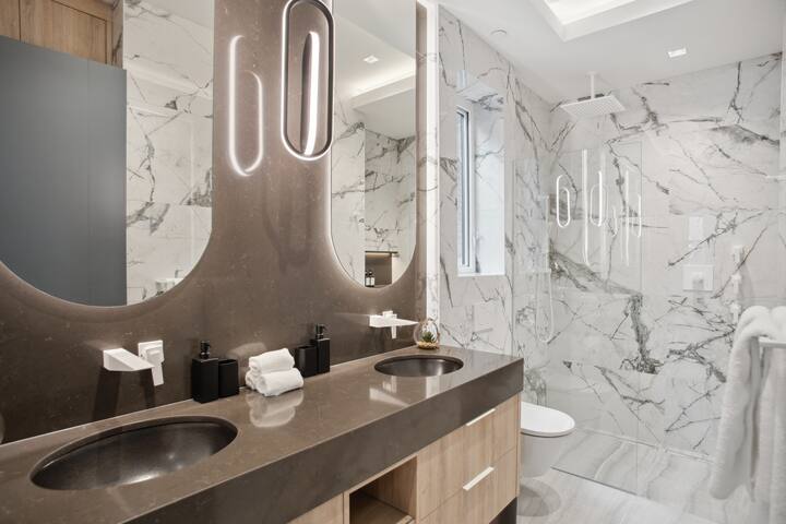 Luxury 3 Bedroom Downtown Home Near Beach gallery image 4