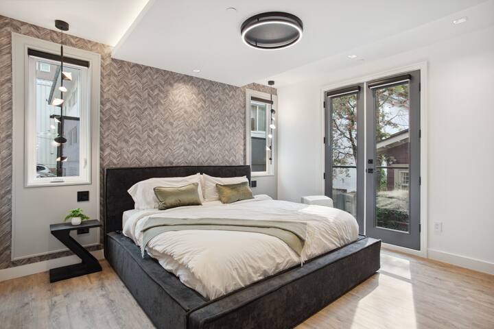 Luxury 3 Bedroom Downtown Home Near Beach gallery image 3