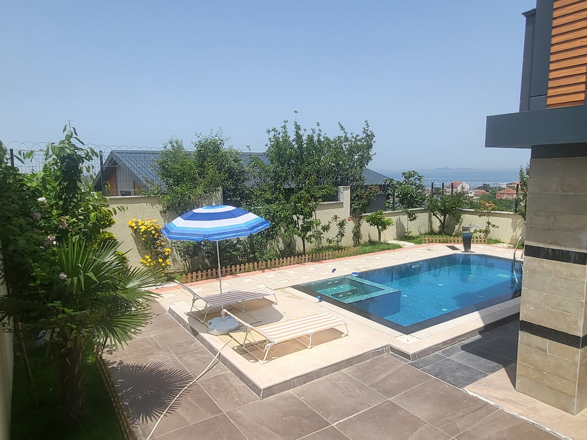 Yalova'da deniz manzaralı konforlu 4 yatak odalı villa
