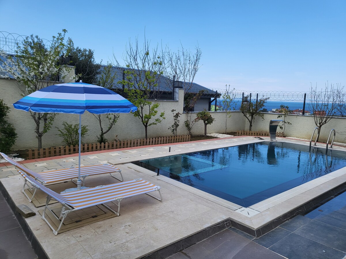 Yalova'da deniz manzaralı konforlu 4 yatak odalı villa