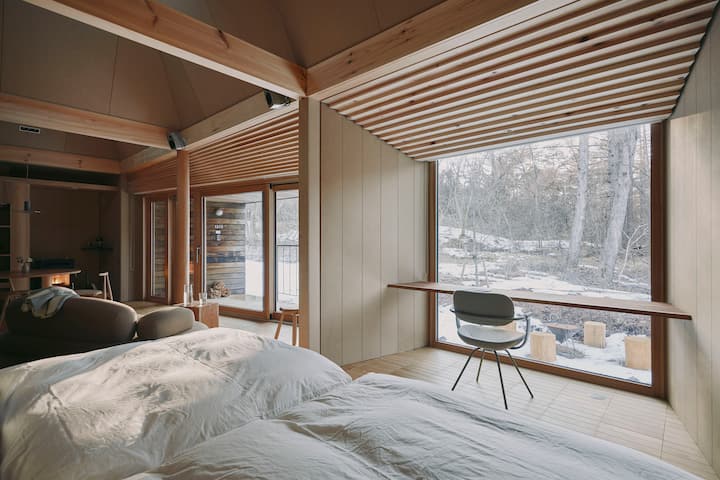 In addition to 2 semi-double beds, there is an additional bedding for 1 person.