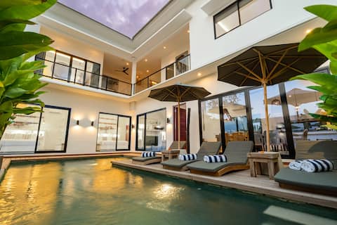 Private luxury villa walking distance to the Beach