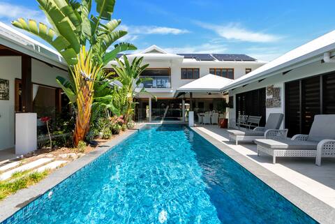 The Peony Isle—Luxe Lakeside Haven with Pool & Spa