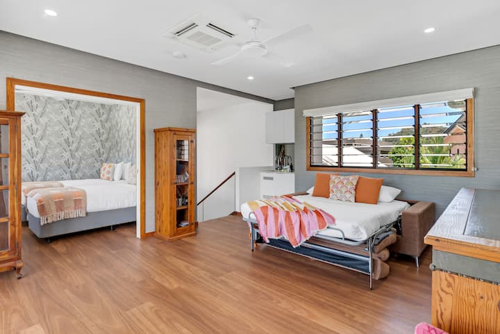 להירגע בטרקלין השני למעלה, מקום מפלט נעים עם ספה זוגית מתקפלת. בין אם אתם נהנים מערב שקט או מארחים אורחים נוספים, האזור הזה מציע נוחות וגמישות.