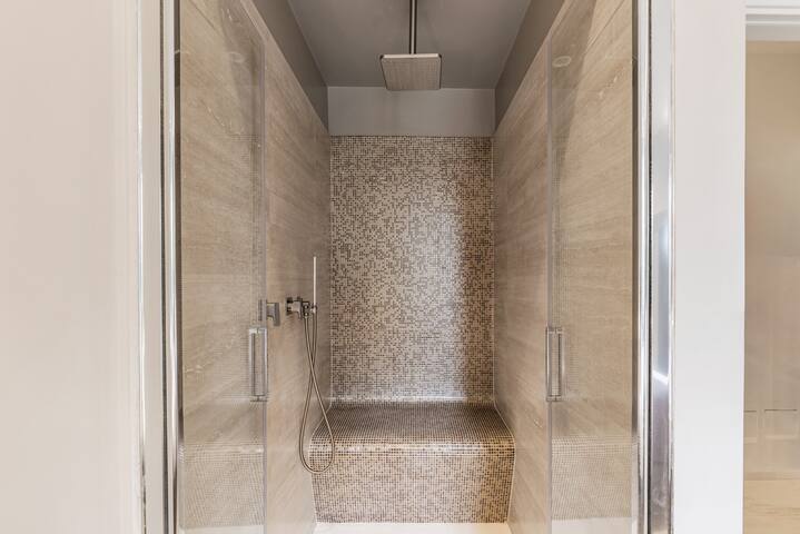 Trastevere Travertino Suite, NEW, up to 10 guests gallery image 4