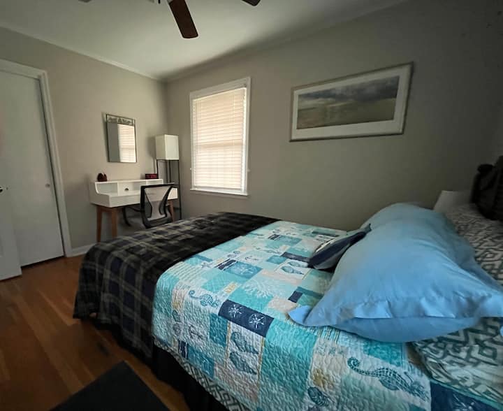 esta habitación tiene un escritorio y tendrás acceso gratuito a wifi