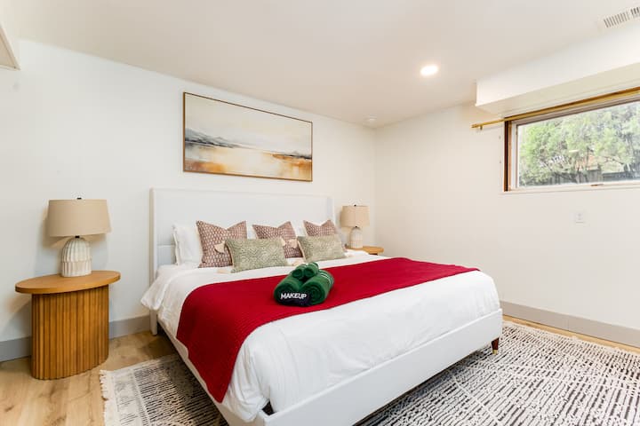 Esta habitación cuenta con una cama tamaño king y un área de oficina privada, para aquellos que necesitan concentrarse.