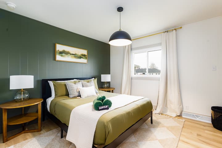 Una cama queen en el tercer dormitorio para aquellos que disfrutan de un acurrucamiento nocturno