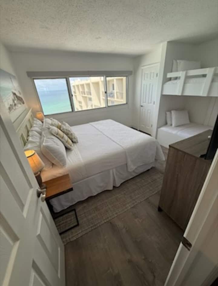 La habitación de invitados ofrece vistas al golfo para todos los que disfrutarán de la cama tamaño king y las nuevas literas integradas personalizadas con puertos de carga individuales para los dispositivos electrónicos de los niños.