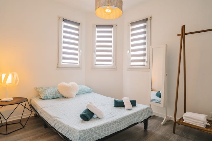 Kioo, meza ya kando ya kitanda, taulo ya mkono.