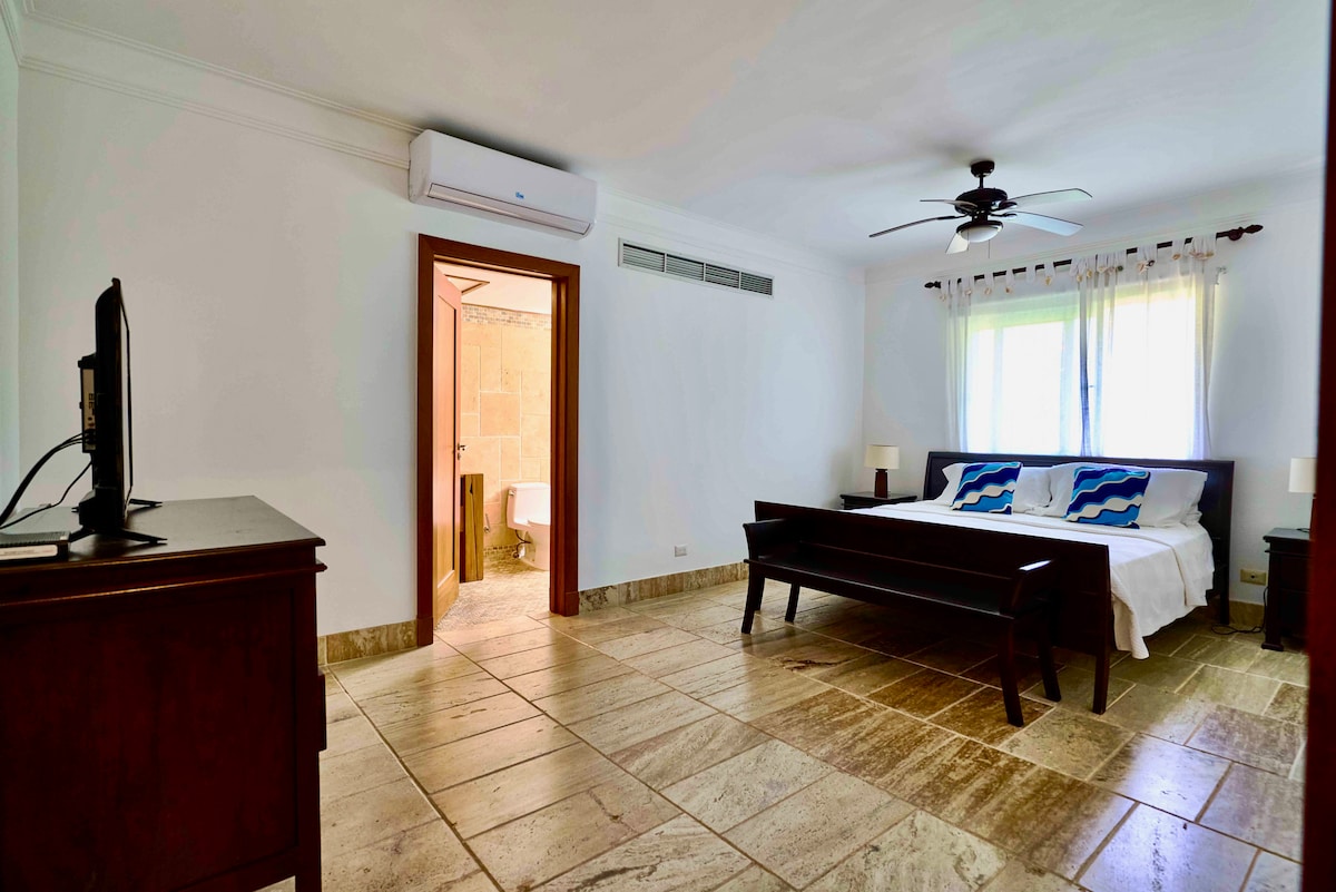 تحتوي غرفة النوم الرئيسية 1 على سرير بحجم كينج وتكييف هواء ومروحة سقف وتلفزيون بشاشة مسطحة مع كابل وحمام داخلي خاص وخزانة واسعة.