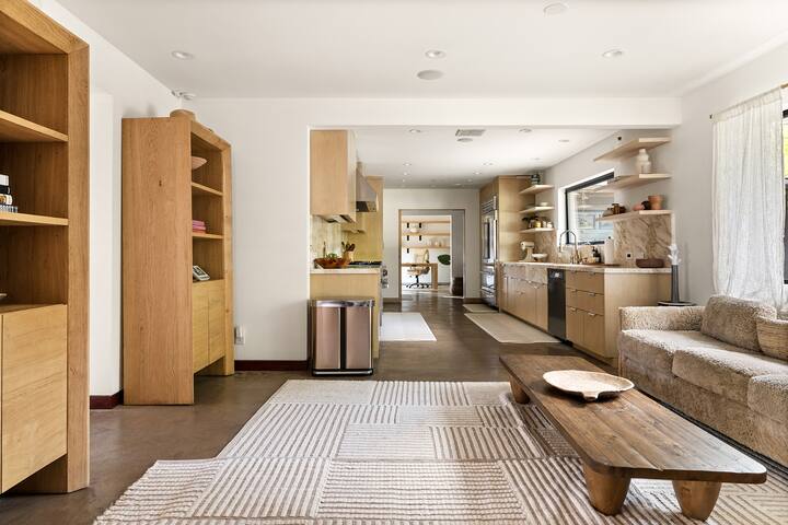 Mid-Century Gem in Hollywood Hills gallery image 5