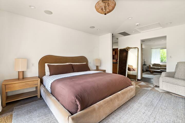 Mid-Century Gem in Hollywood Hills gallery image 4