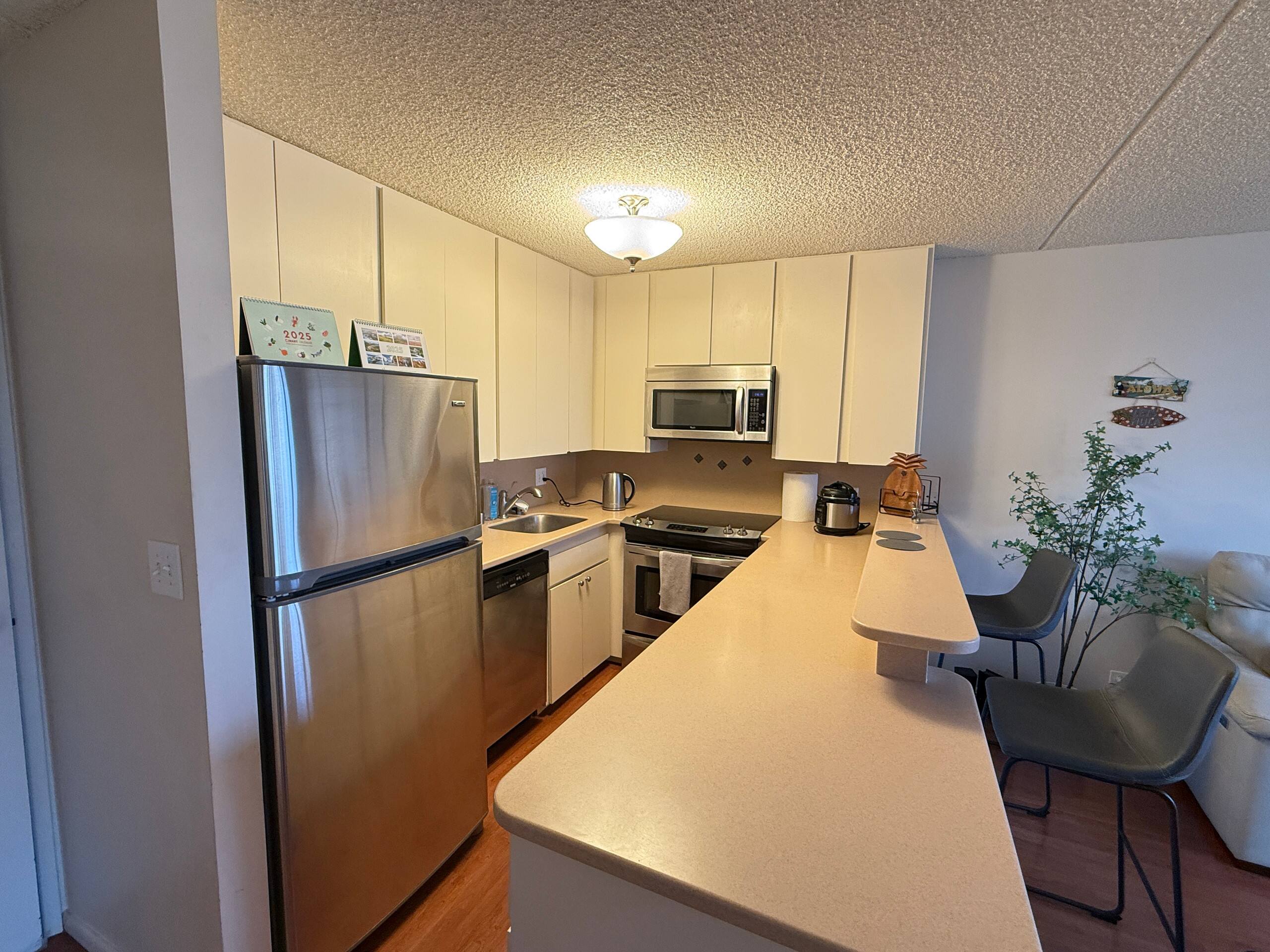 Waikiki Condo | Ocean View | Pool + Free Parking - Image 4