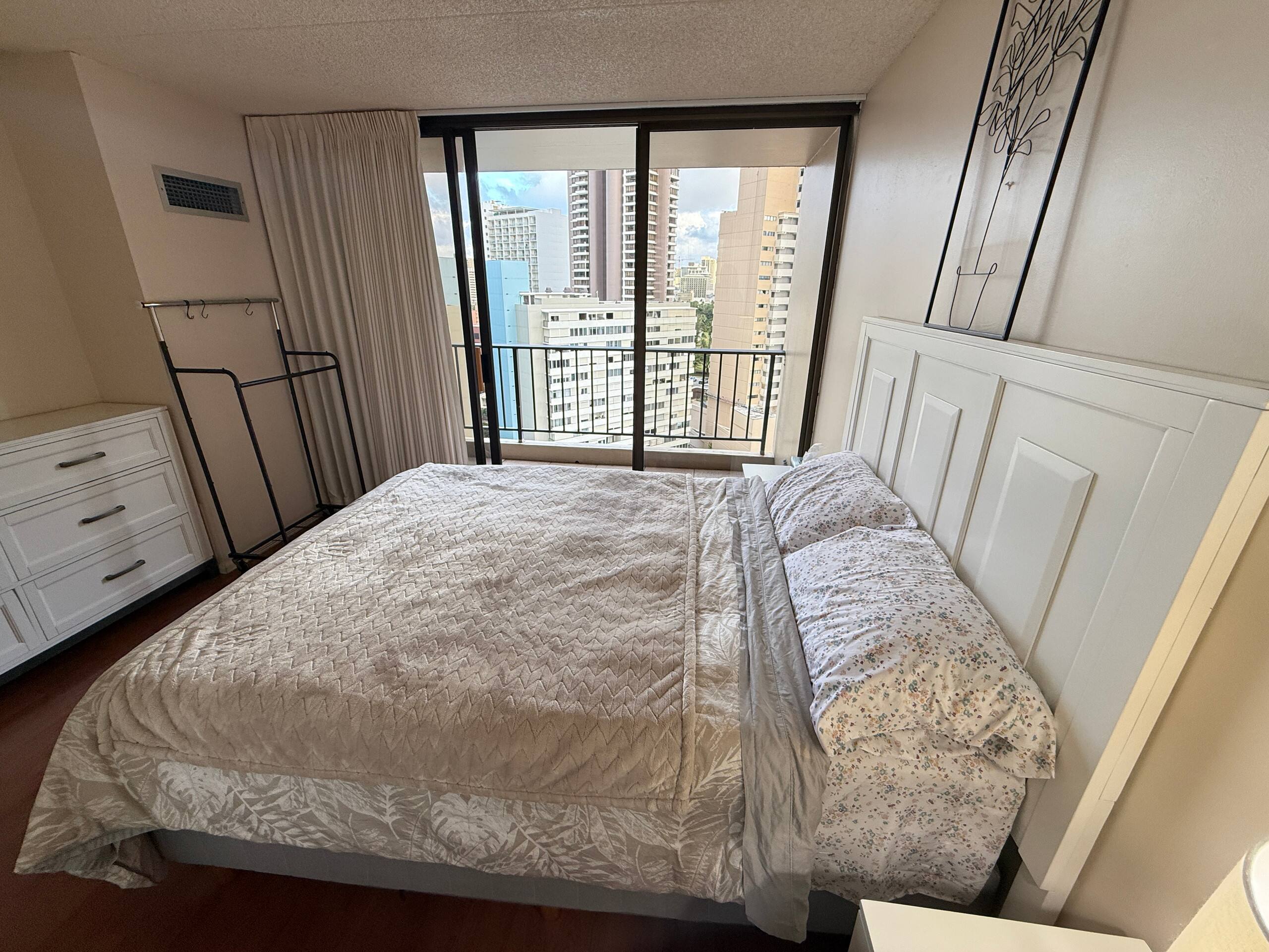 Waikiki Condo | Ocean View | Pool + Free Parking - Image 5