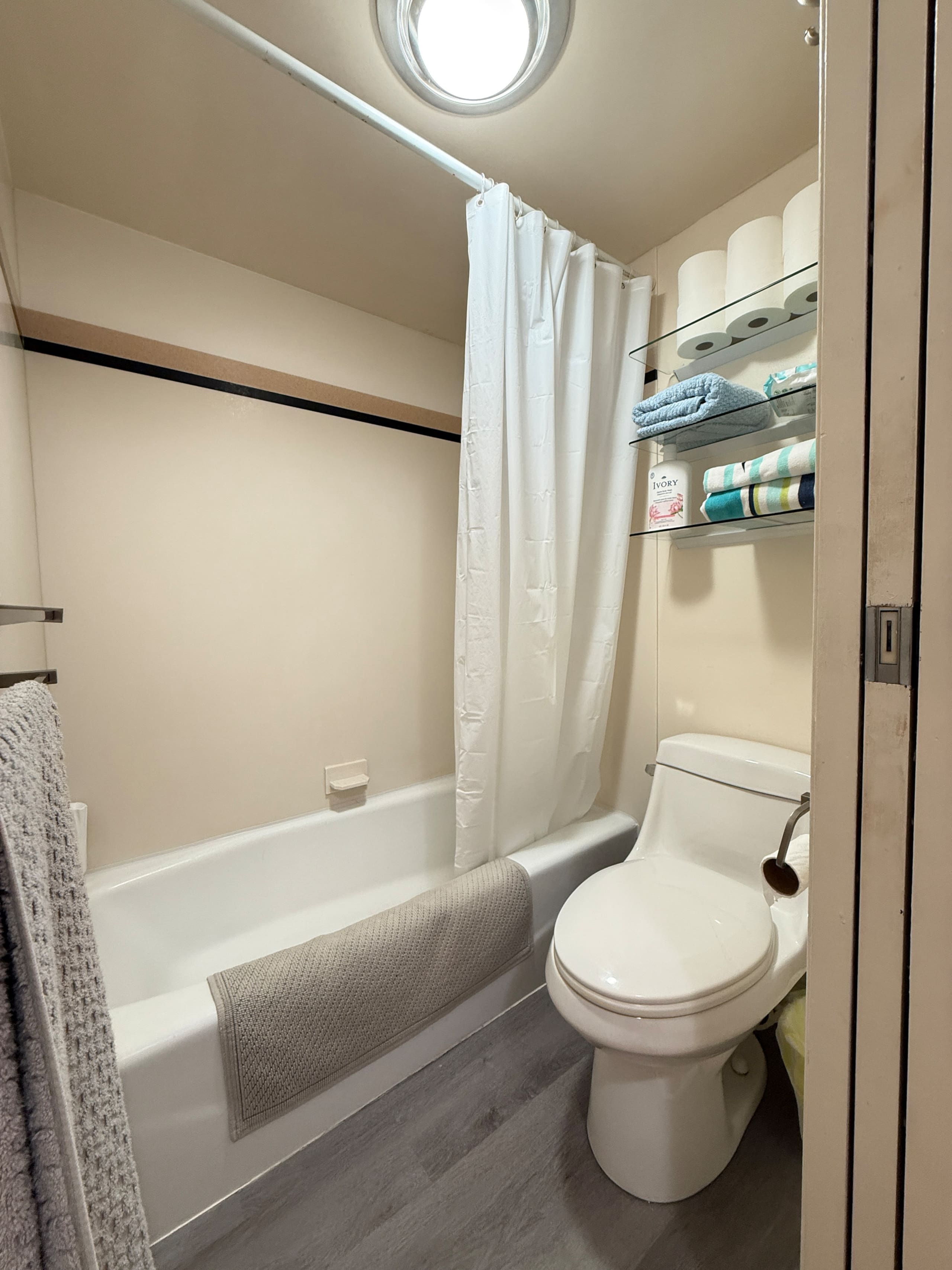 Waikiki Condo | Ocean View | Pool + Free Parking - Image 9