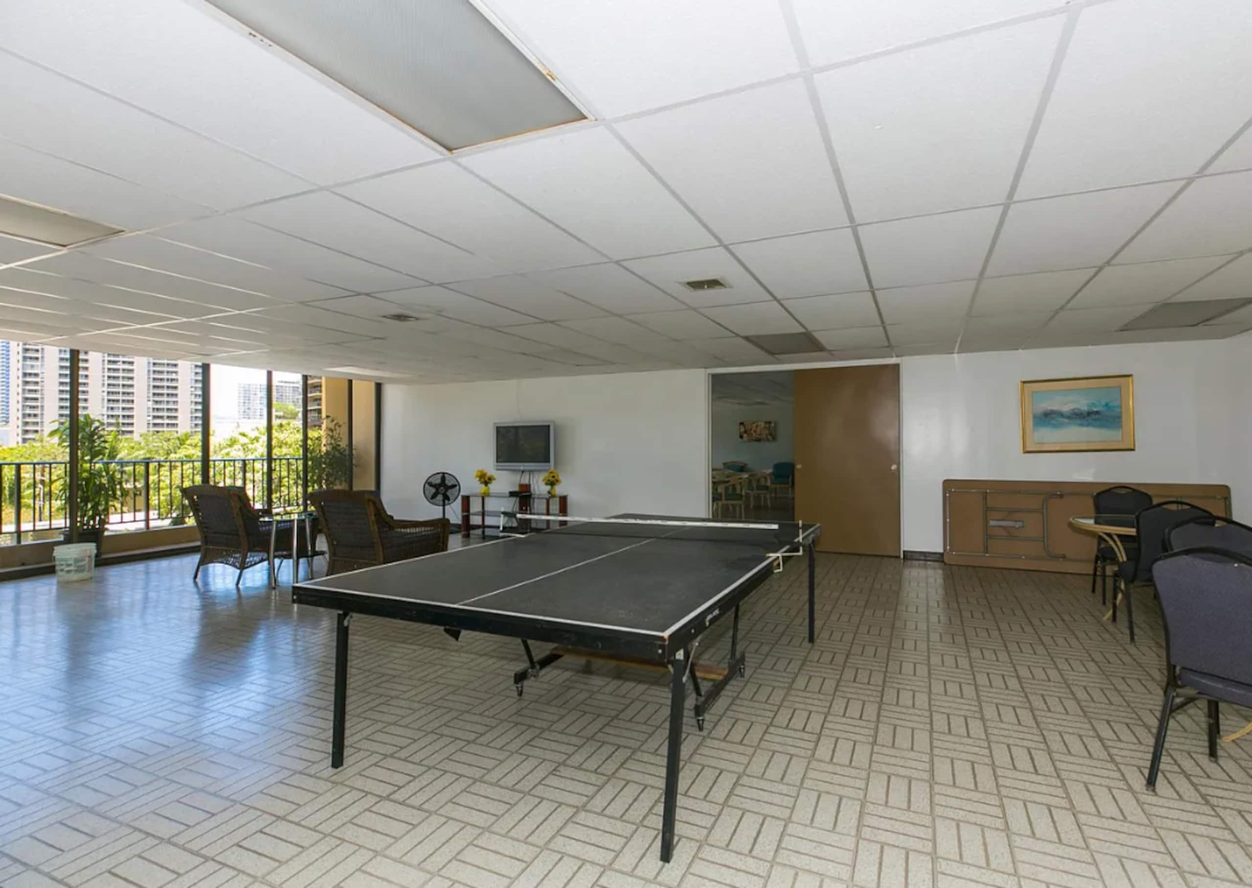 Waikiki Condo | Ocean View | Pool + Free Parking - Image 25
