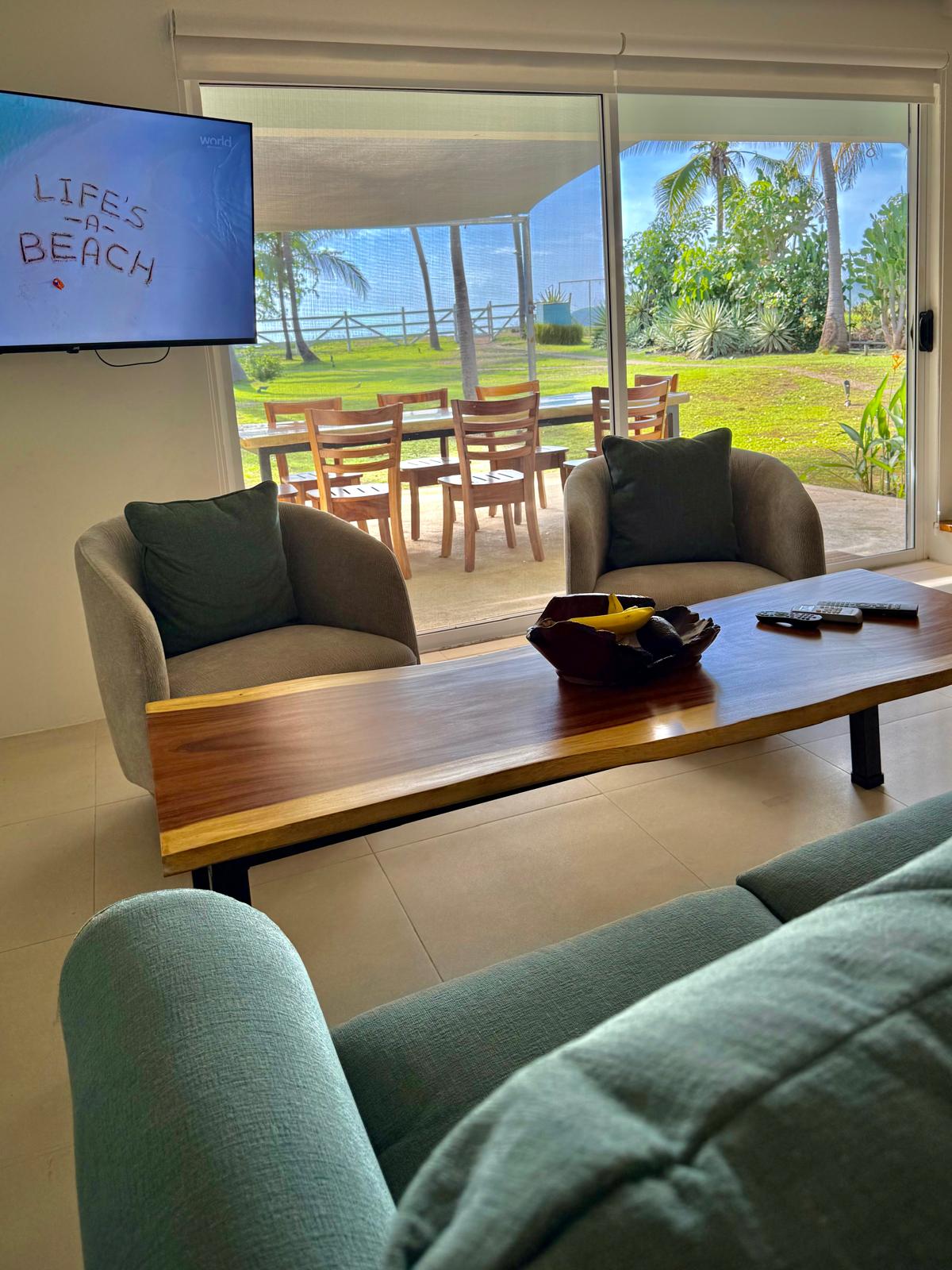 ตกแต่งด้วยเฟอร์นิเจอร์และอุปกรณ์ที่ทำขึ้นเอง  