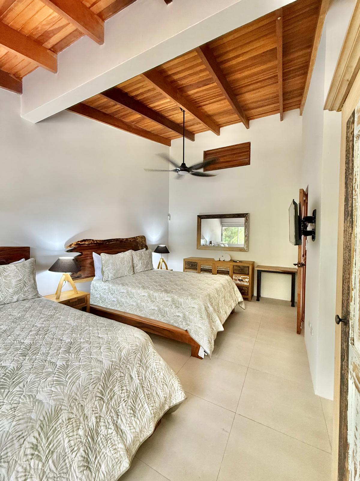 ตกแต่งอย่างดีด้วยเฟอร์นิเจอร์ใหม่ ที่นอน ตู้ลิ้นชัก ตู้เสื้อผ้า และทีวี  เตียงควีนไซส์ 1 เตียงและเตียงคู่ 1 เตียง