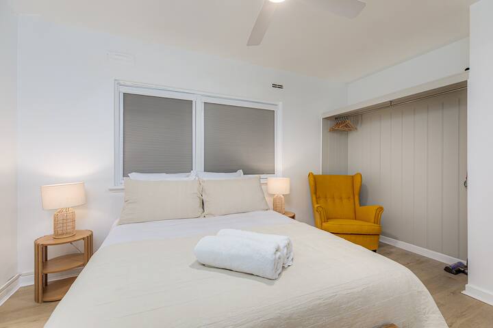 Mäkká posteľ, prémiová posteľná bielizeň a zatemňovacie žalúzie – všetko pre hlboký a pokojný spánok.

