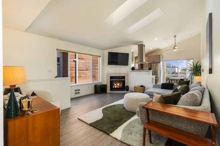Stylish Ballard Retreat near beach & city hotspots gallery image 2