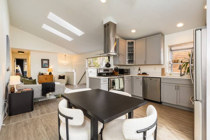 Stylish Ballard Retreat near beach & city hotspots gallery image 5