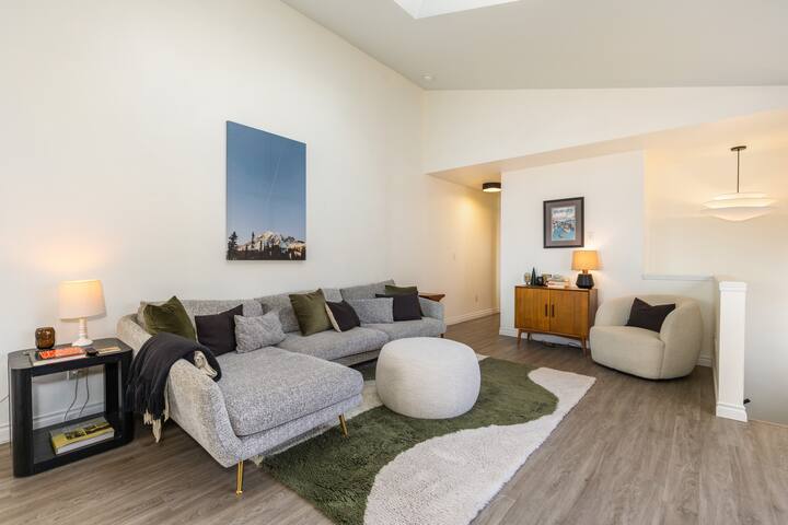 Stylish Ballard Retreat near beach & city hotspots gallery image 3