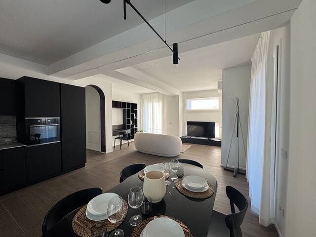 White House Diamond & Lux Suites gallery image 5