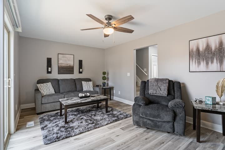 ¡Amplia sala con muebles nuevos y acogedores! El sofá se convierte en una cama para espacio adicional para dormir.  