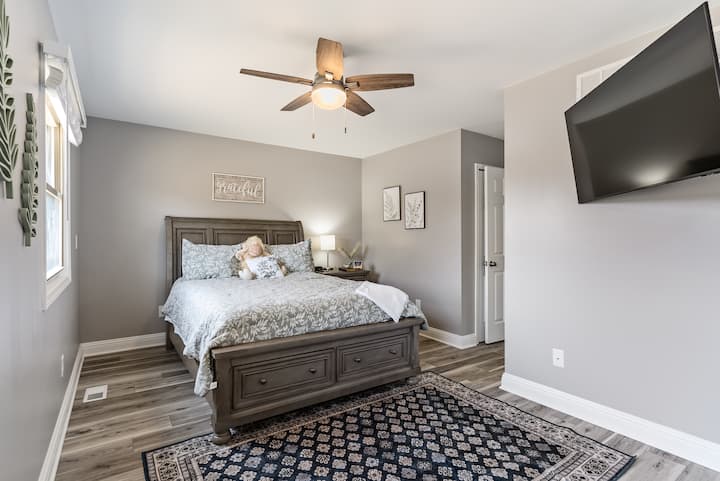 El segundo dormitorio tiene una acogedora cama tamaño queen y un baño privado en la suite.  Este dormitorio también cuenta con un armario suyo, por lo que tendrás mucho espacio para todas tus pertenencias.