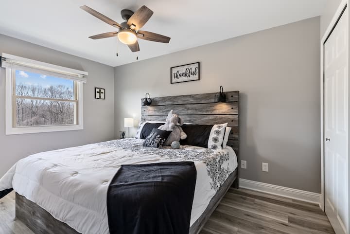 Cama tamaño king con ropa de cama de felpa agradable.