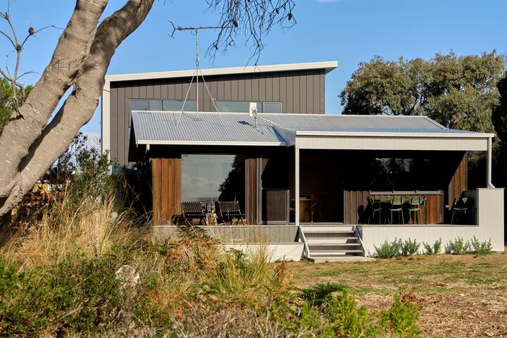 Joeys Place -Waterfront family home @ Freycinet! gallery image 2
