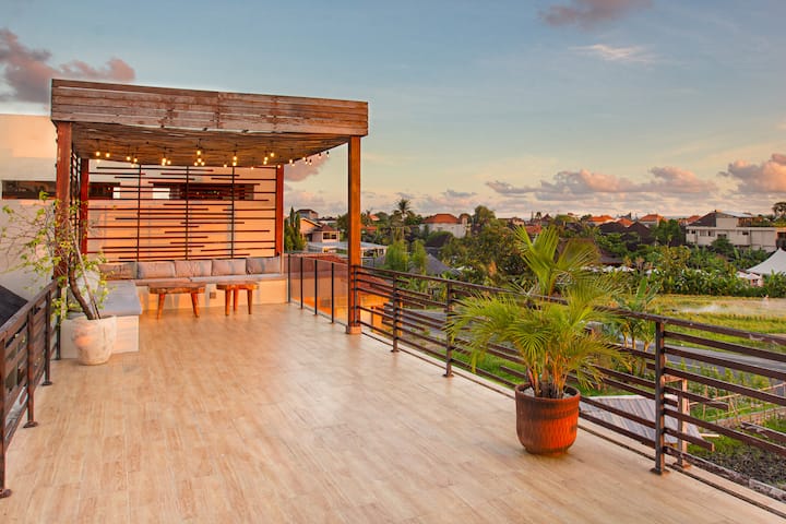 Stylish 4br Villa With Pool & Rooftop Lounge - Canggu
