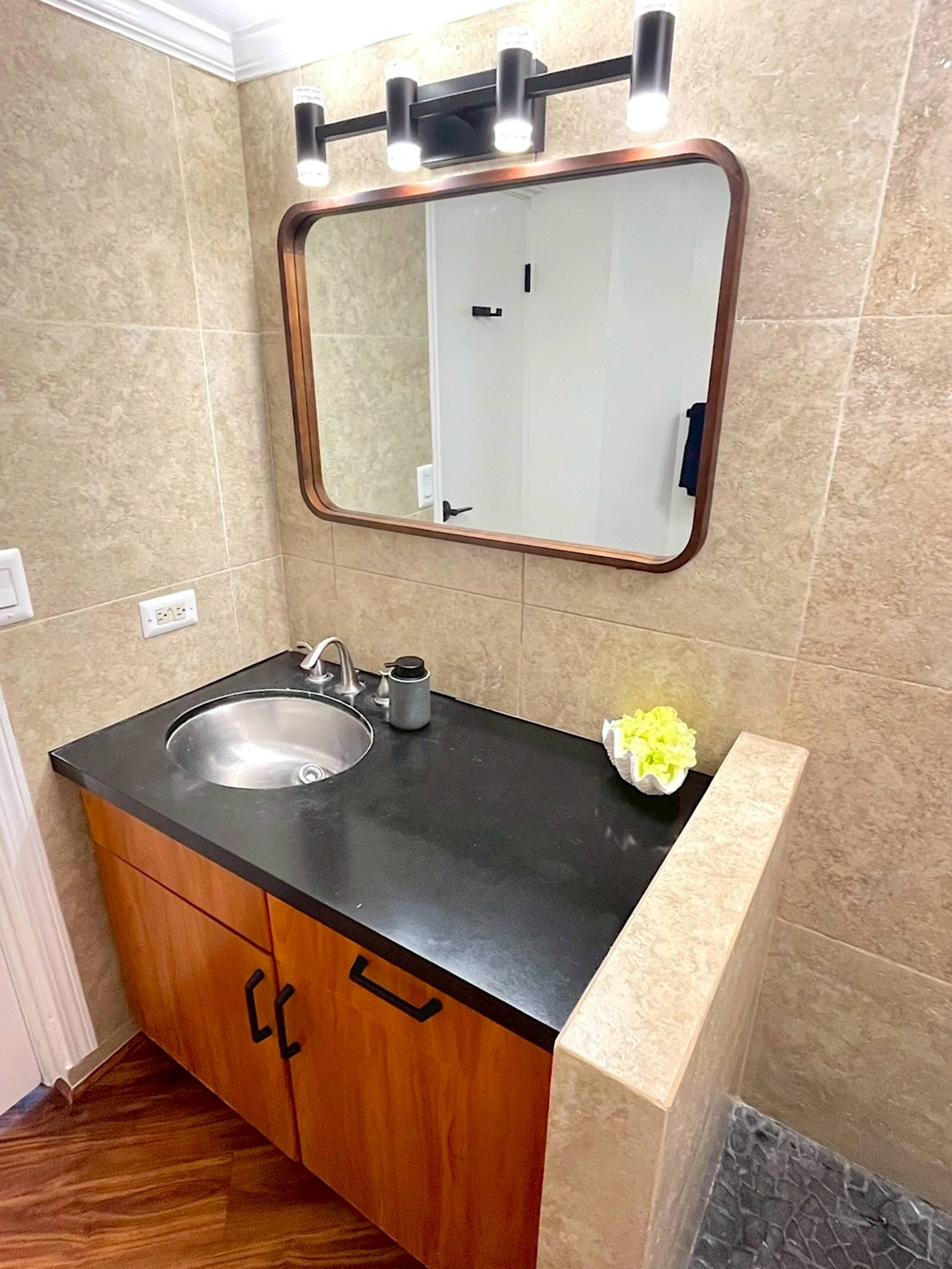 Condo in Honolulu · ★4.75 · 1 bedroom · 1 bed · 1 private bath - Image 28
