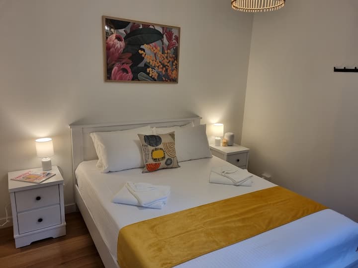 Kitanda aina ya Queen chenye mwonekano katika nyumba ya mbao ya vyumba 3 vya kulala