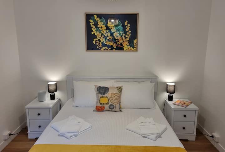 Kitanda aina ya Queen chenye mwonekano katika nyumba ya mbao ya vyumba 3 vya kulala