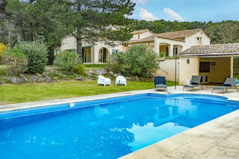 Villa - large pool, air conditioning and view - near Avignon